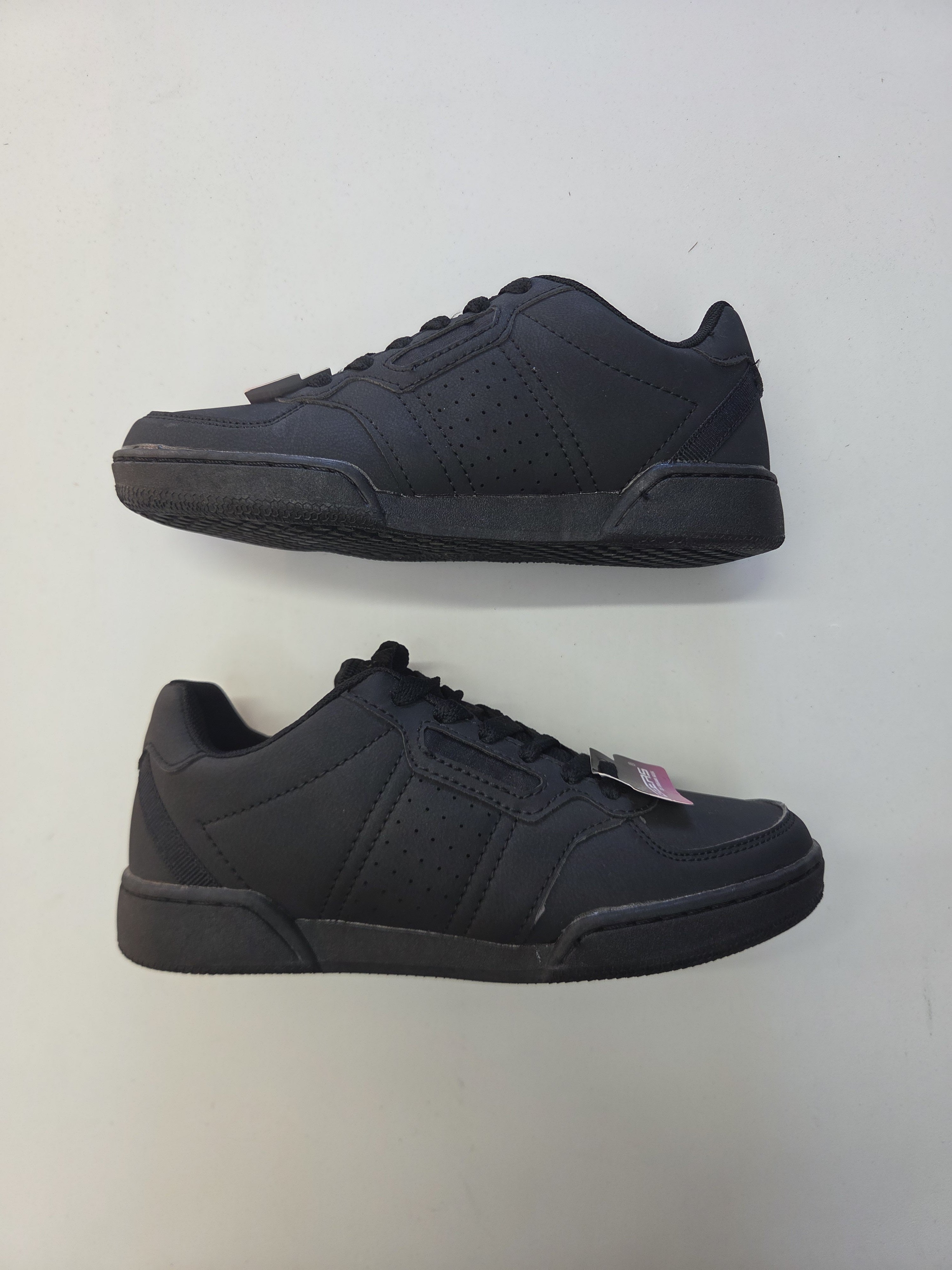 LADIES TENNIES SHOES BK SIZE 9.5